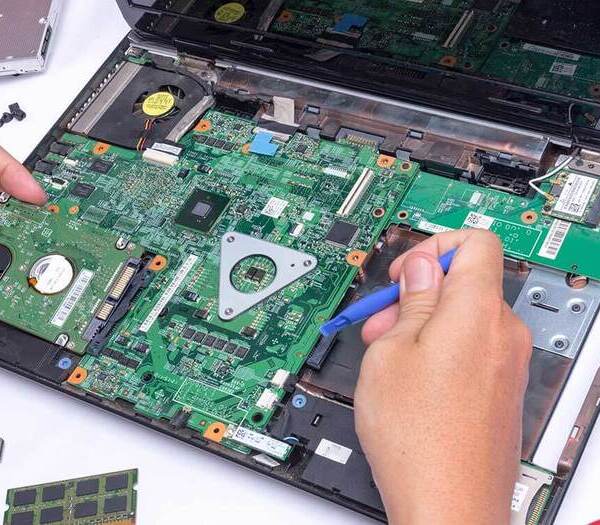 Tecnico reparando